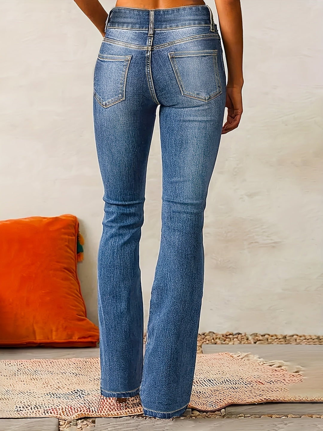 Detaljbild av modejeans: kvinnors utsvängda jeans med hög midja och fickor framtill, vardagsjeans.