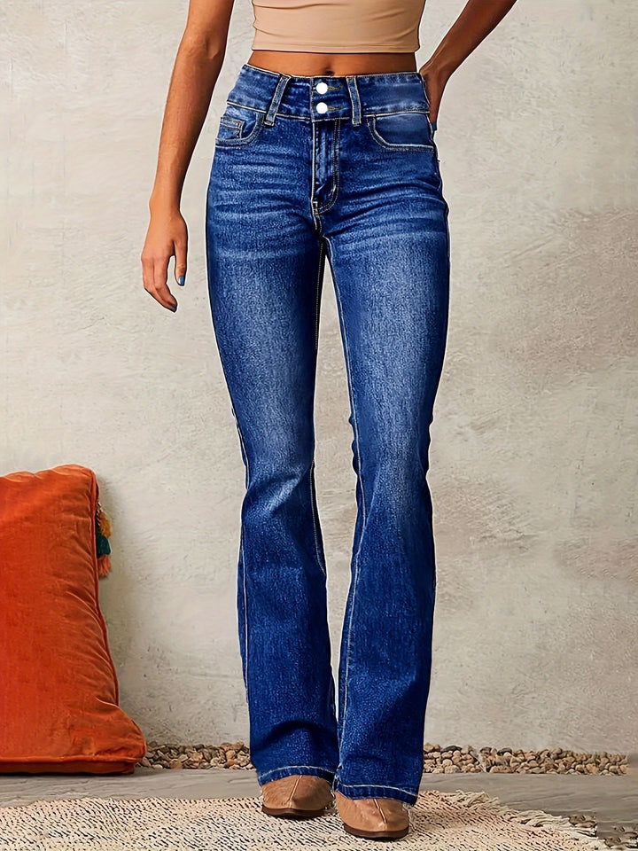 Helkroppsbild av utsvängda jeans med hög midja, visar den bekväma passformen och det breda benet.