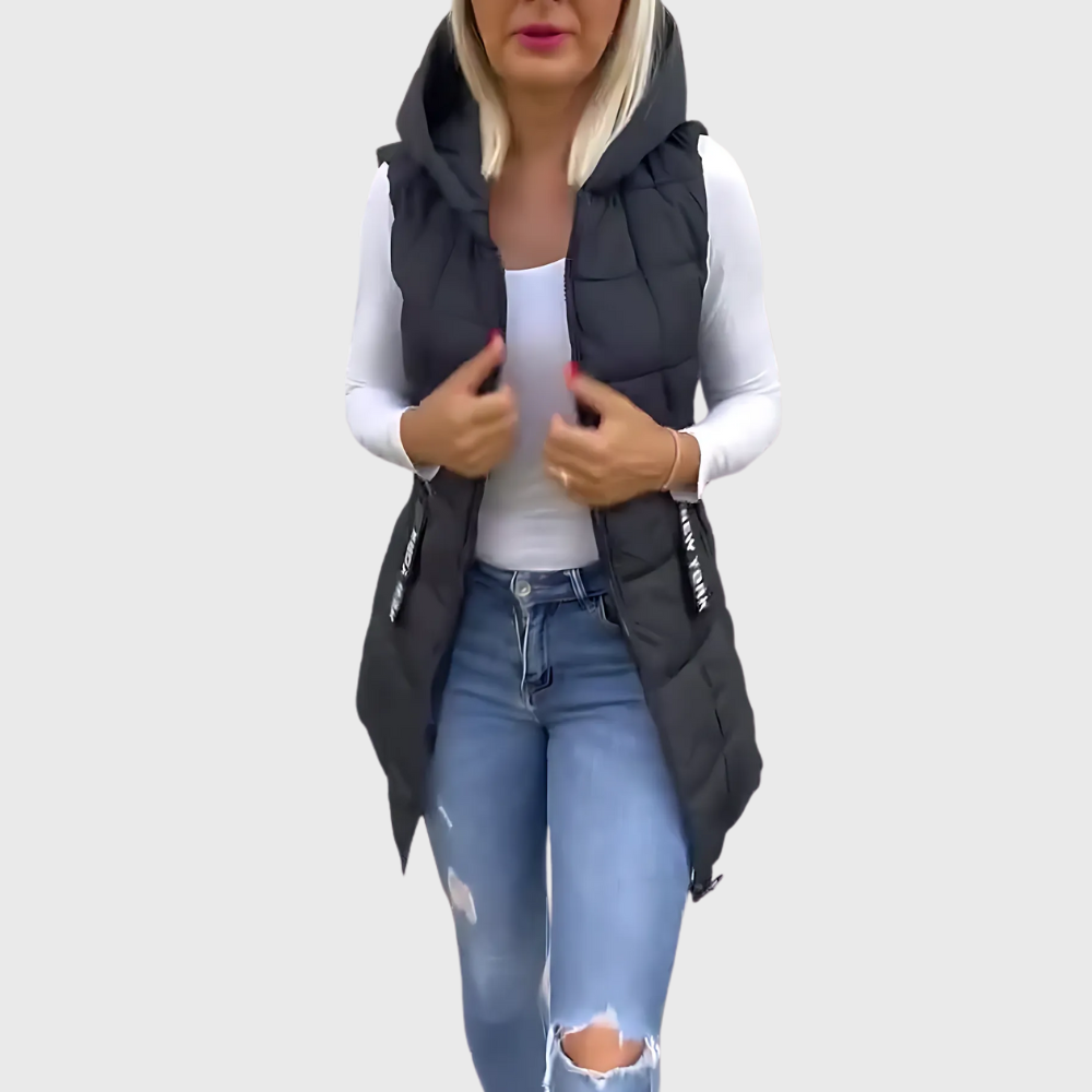 Modern ärmlös quiltad kappa med huva. Streetwear-stil för kvinnor, idealisk för lager-på-lager.