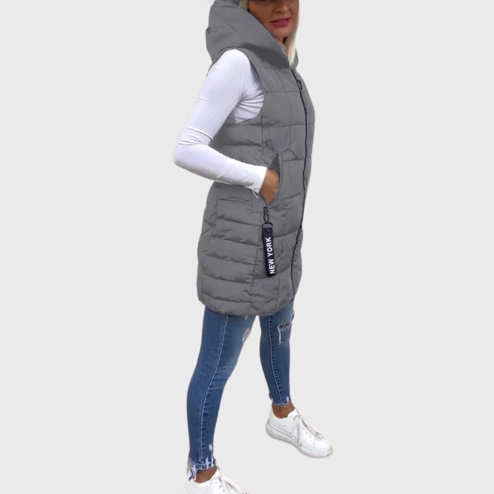Stilren ärmlös damkappa med dragkedja. Vadderad och quiltad i cool streetwear-design.