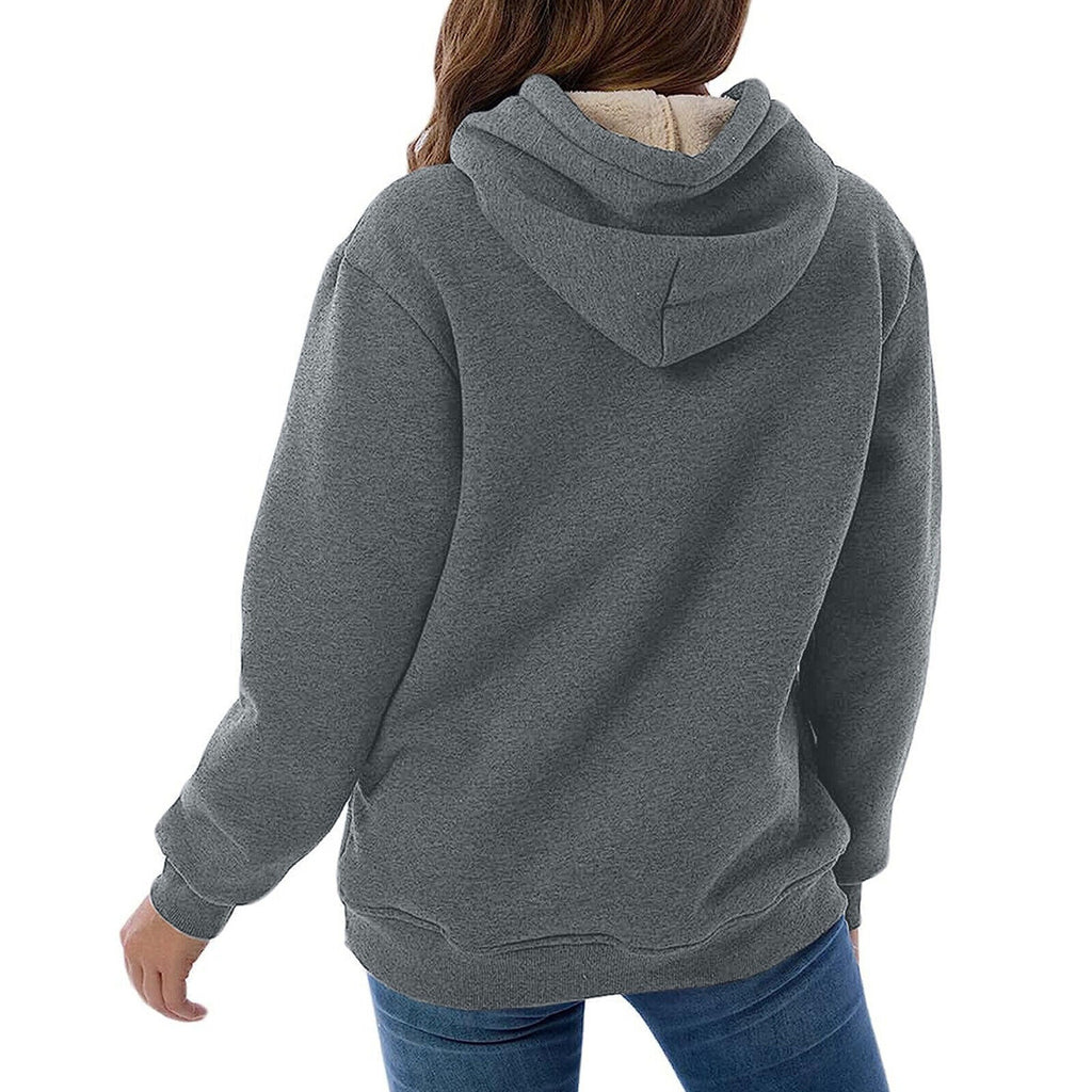 Huva och krage på en varm damhoodie, designad för maximal komfort under kalla dagar.