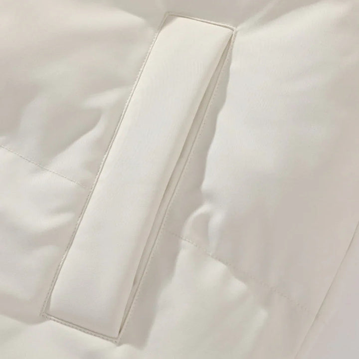 Trendig kvinnors pufferjacka med huva i modern design. Varm vinterjacka, perfekt för mode och funktion.