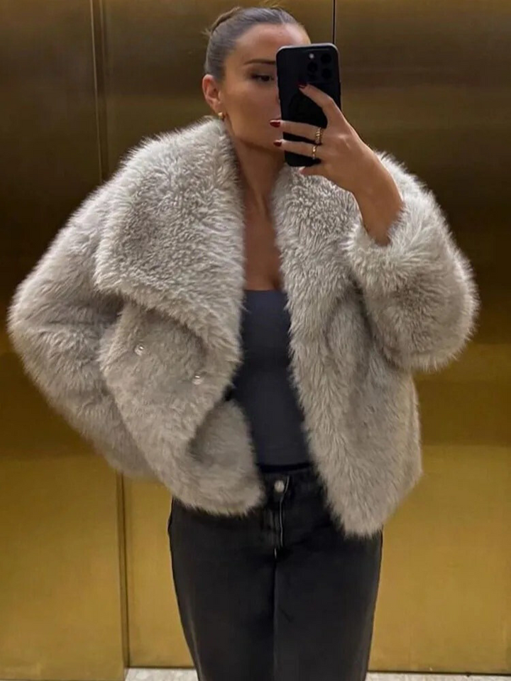 Fashionabla kvinnors vinterjacka: kort modell i varm plysch faux päls, svart.