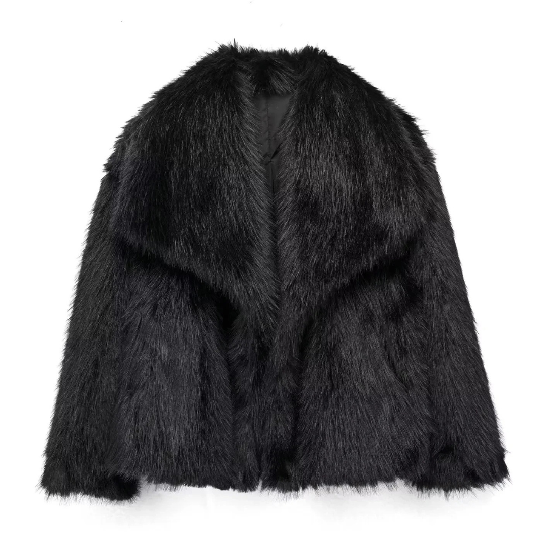 Mode damkläder: beige plysch faux pälsjacka, bekväm och varm för kalla dagar.