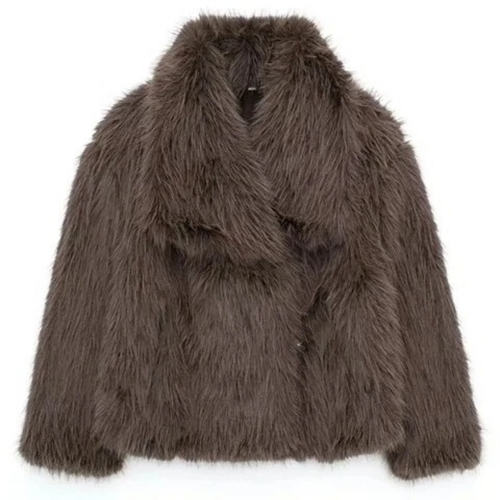 Ung kvinna bär en chic vit plysch faux pälsjacka, varm och modern vinterstil.