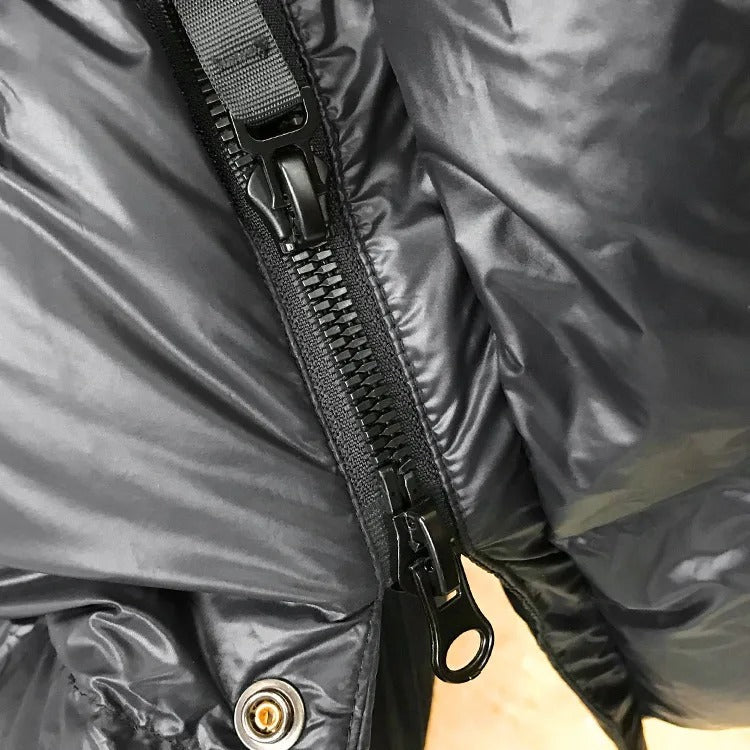 Kvinnors svart vinterjacka, frontvy, lös passform och varm för elegant vinterkomfort.