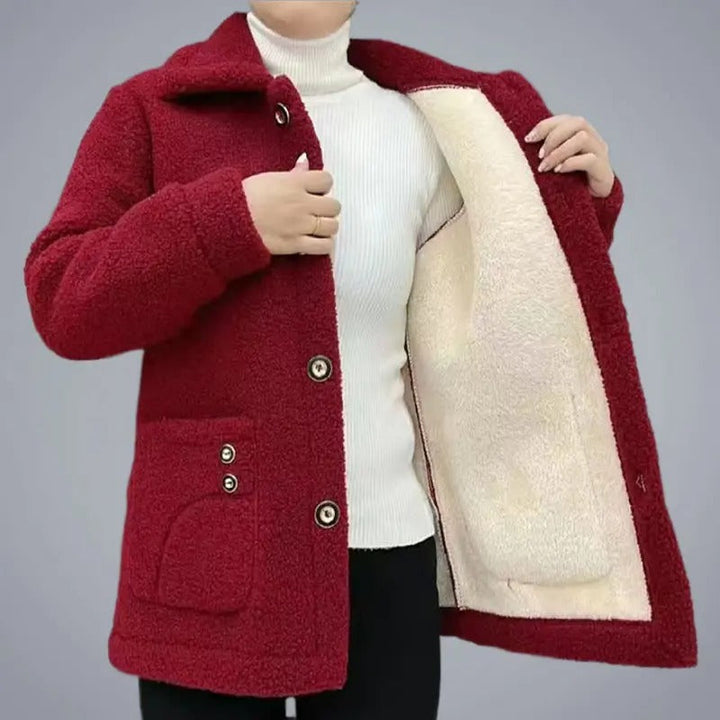 Närbild: elegant kvinnors vinterjacka, detaljer på krage och material.