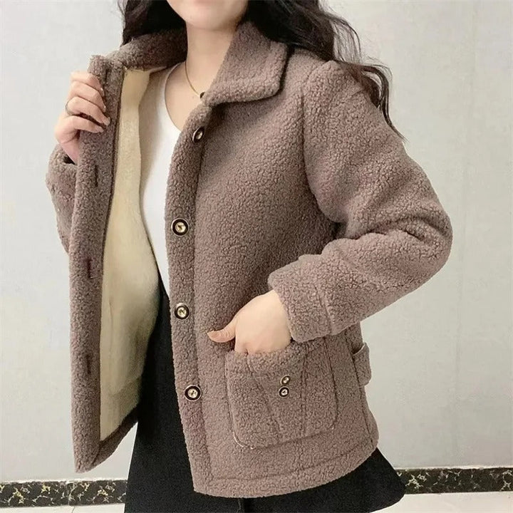 Kvinnors vinterjacka i beige, lång modell. Varmt och bekvämt för kalla väder.