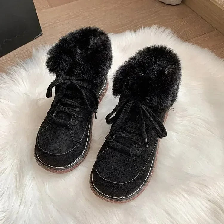 Mysiga och bekväma snökängor för kvinnor. Varmfodrade ankelkängor i beige, perfekta för kallt väder.