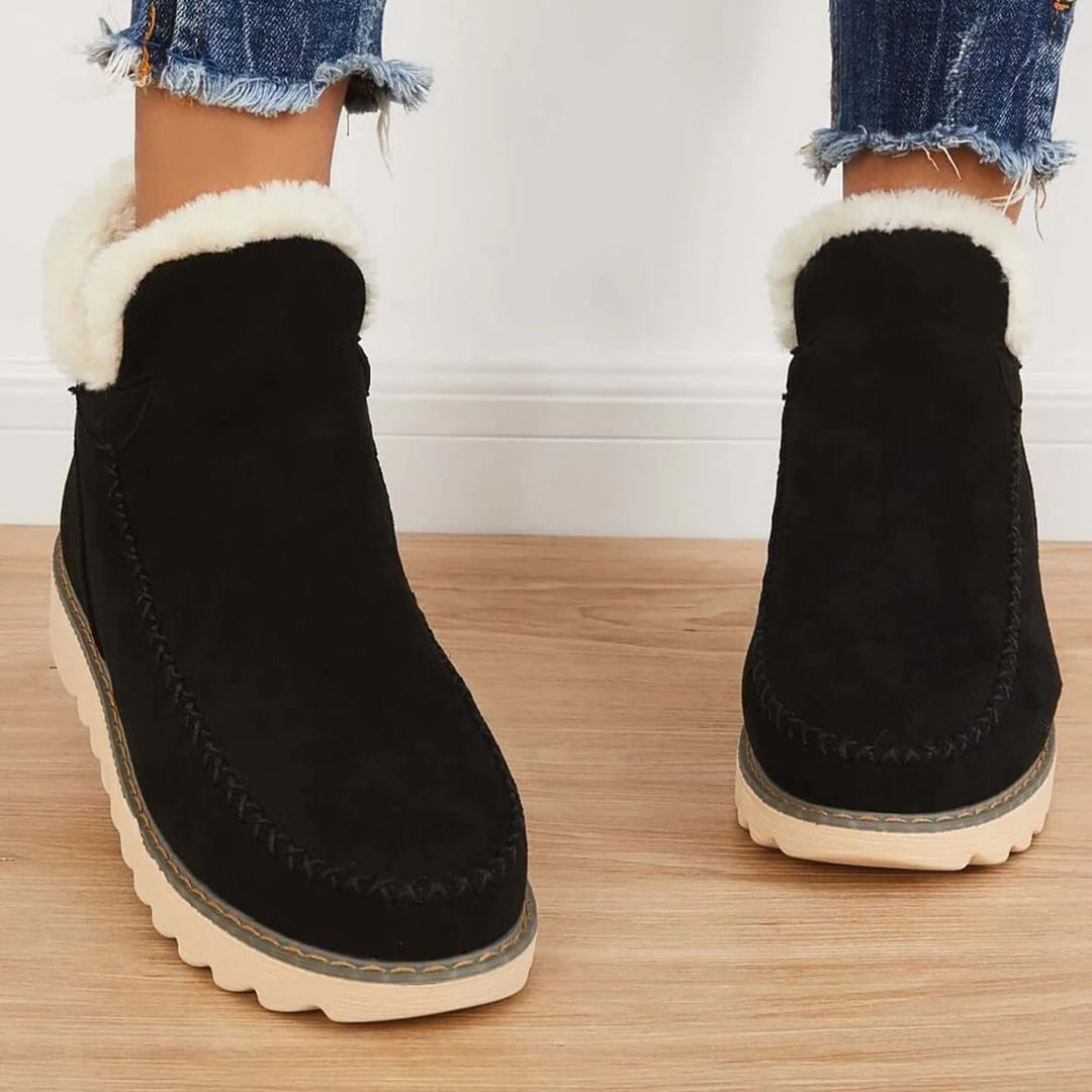 Trendiga beige damvinterstövlar med tjockt foder, erbjuder stil och värme mot snö och is.
