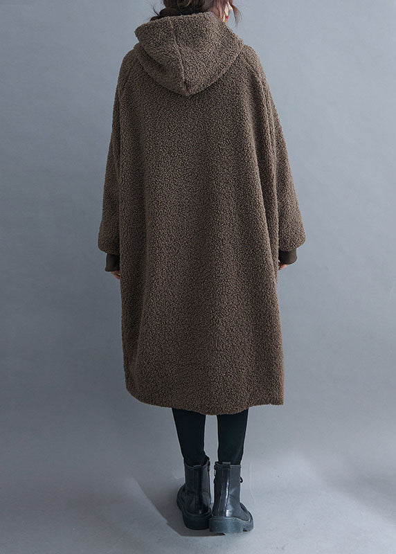 Långärmad dam parkas med huva och fickor. En varm vinterjacka med bekväm passform för kalla vinterdagar.