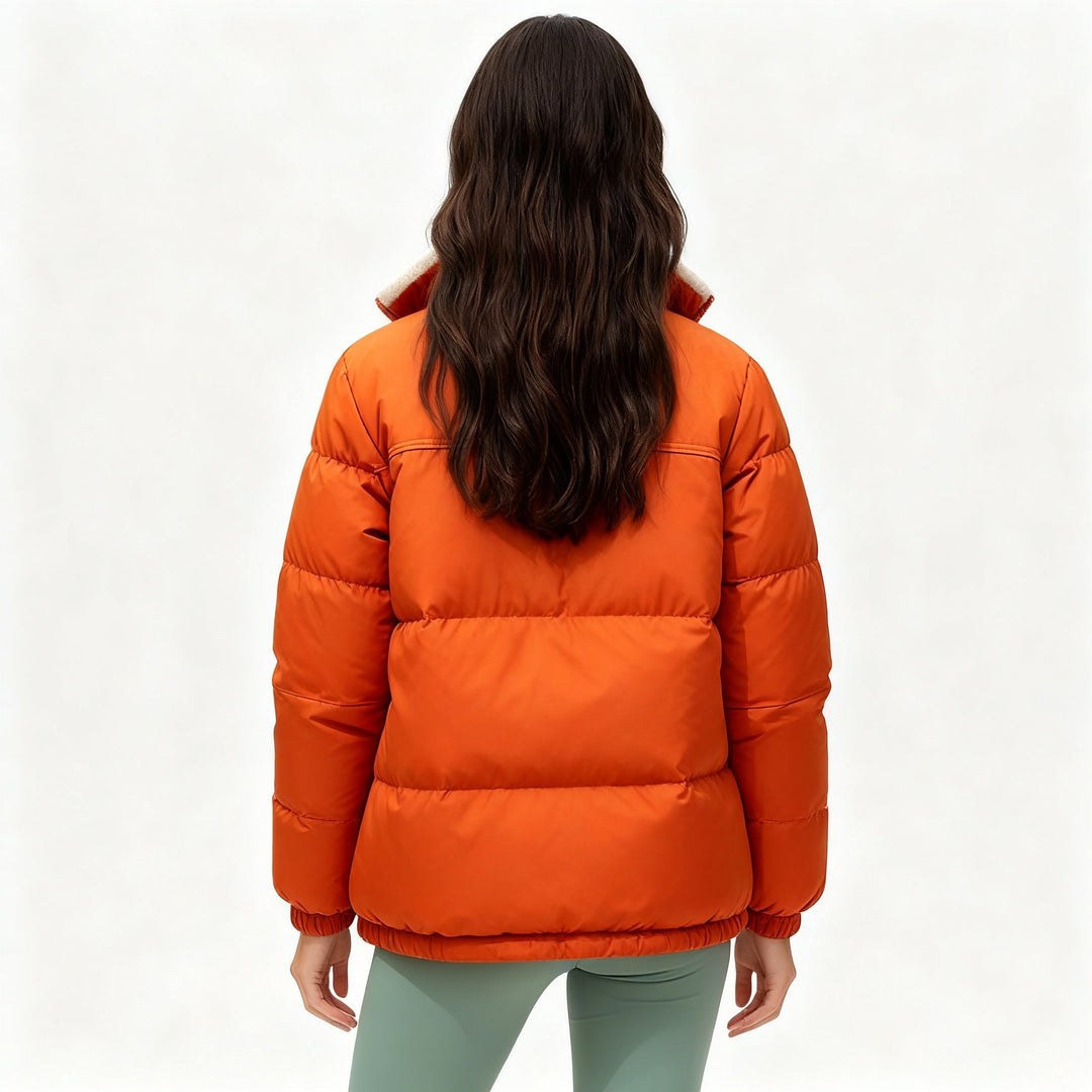 Modell bär oversized quiltad vinterjacka för kvinnor. Varm, stilren och bekväm ytterkläder för dam.