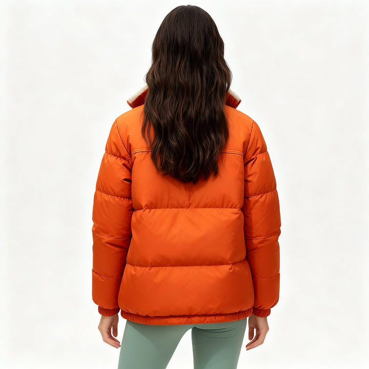 Modell bär oversized quiltad vinterjacka för kvinnor. Varm, stilren och bekväm ytterkläder för dam.