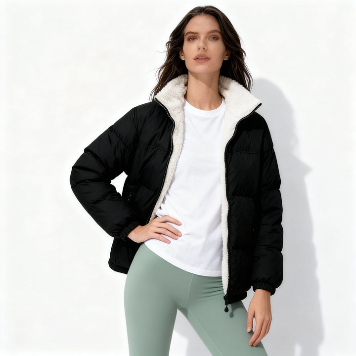 Kvinnors stilrena quiltade vinterjacka från sidan. Oversized passform, varm och modern damjacka.