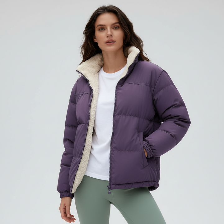 Kvinnors varmt quiltade vinterjacka utomhus. Stilren, bekväm och perfekt dam ytterplagg i kyla.