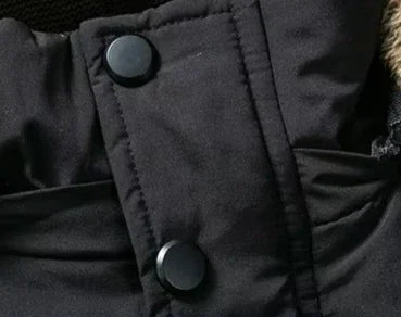 Praktisk och varm kvinnors vattentät parkas med mjukt fleecefoder, idealisk ytterplagg.