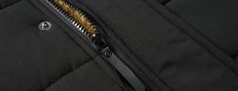 Damjacka: vattentät parkas med fleecefoder. En varm och stilren vinterjacka för kvinnor.