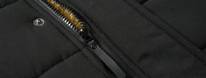 Damjacka: vattentät parkas med fleecefoder. En varm och stilren vinterjacka för kvinnor.