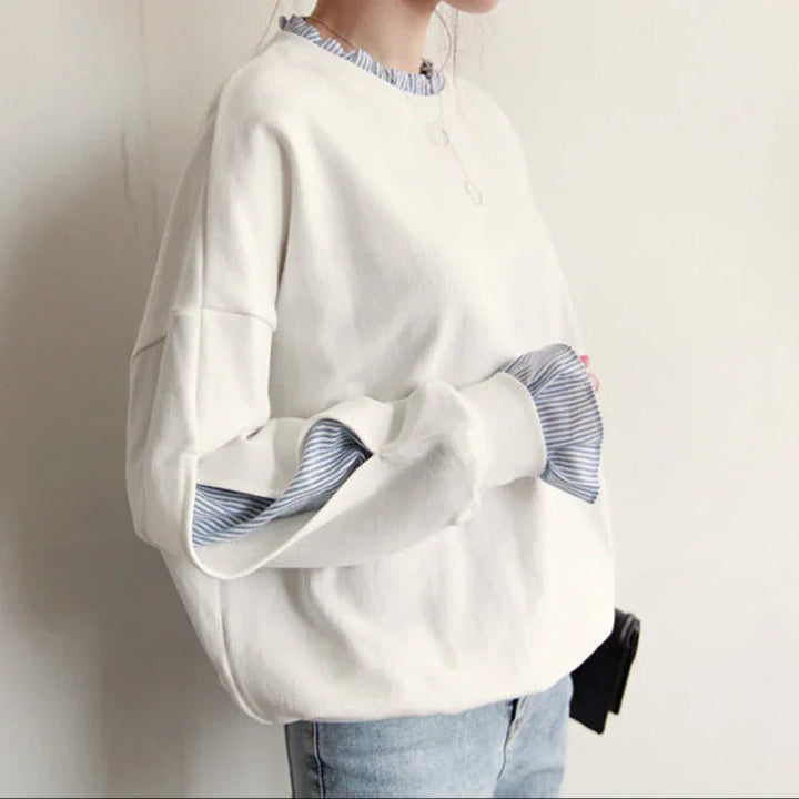 Bekväm kvinnors volangtröja med chic oversized passform. Feminin topp för stilfullt vår- och höstmode.