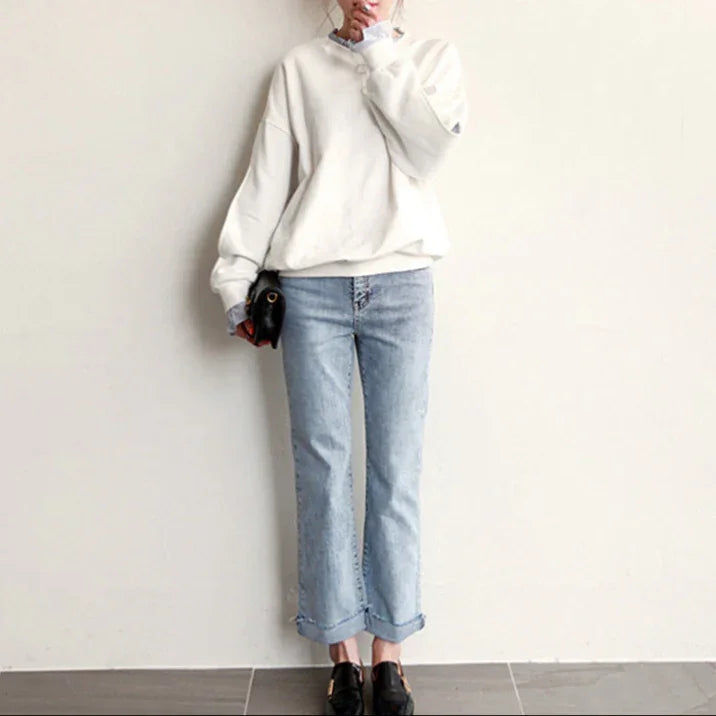 Stilfull volangtröja för kvinnor med trendig oversized design. Mysig och bekväm för både avslappnade och chique outfits.