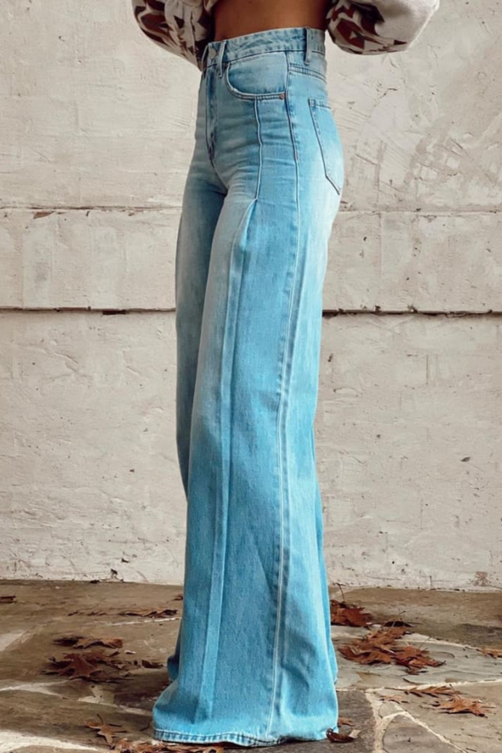Modell bär bekväma vida jeans för kvinnor i ljusblå nyans, perfekt avslappnad stil