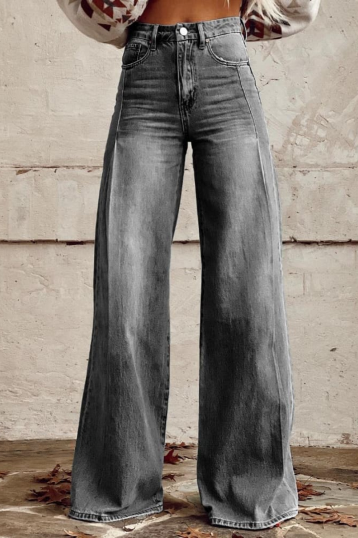 Detaljbild av vida jeans för kvinnor, lös passform och kvalitetsdenim i grått
