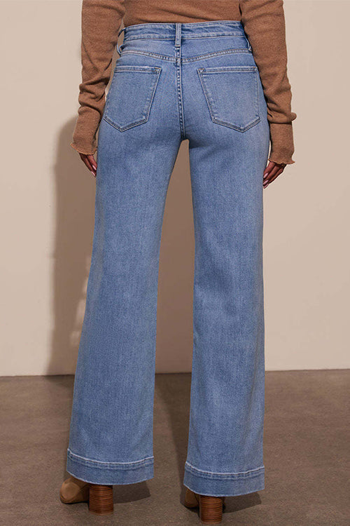 Detaljbild på kvinnors vida raka jeans, visar den klassiska denimstrukturen och passformen.
