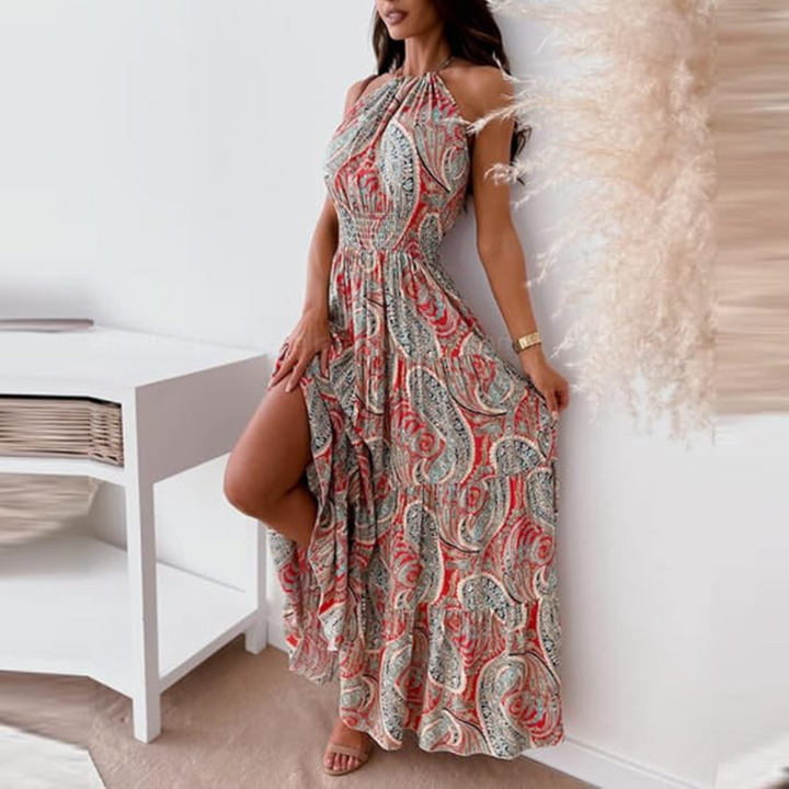 Kvinnlig modell i en elegant vintage bohemisk maxiklänning, mönstrad långklänning för sommarfester.