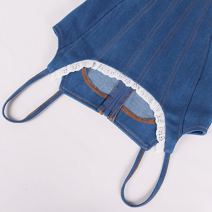 Ryggsida av en kvinnors vintage denim korsett-topp med snörning, betonande passform och design.