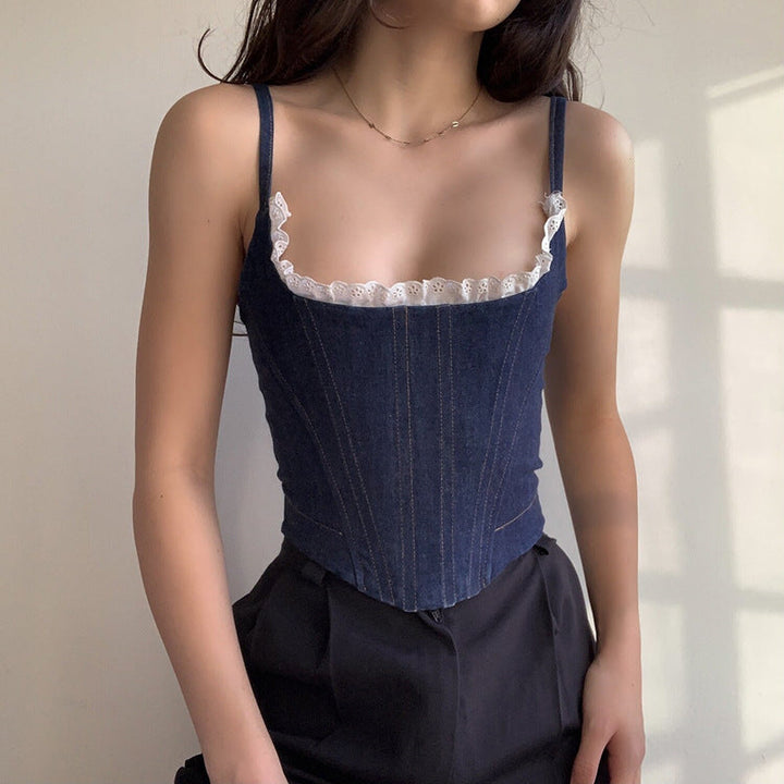 Studiobild av en vintage denim korsett-topp, plattfotograferad, framhävande dess unika sommar-mode.