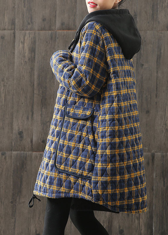 Kvinnors parkas med utmärkande rutig design och stor gul huva, perfekt för vinterkyla.