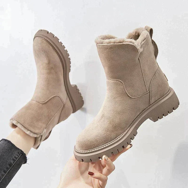 Bekväma beige vinterstövlar för kvinnor, med mysigt foder och sköna stövlar design. Idealiska för vintermode.