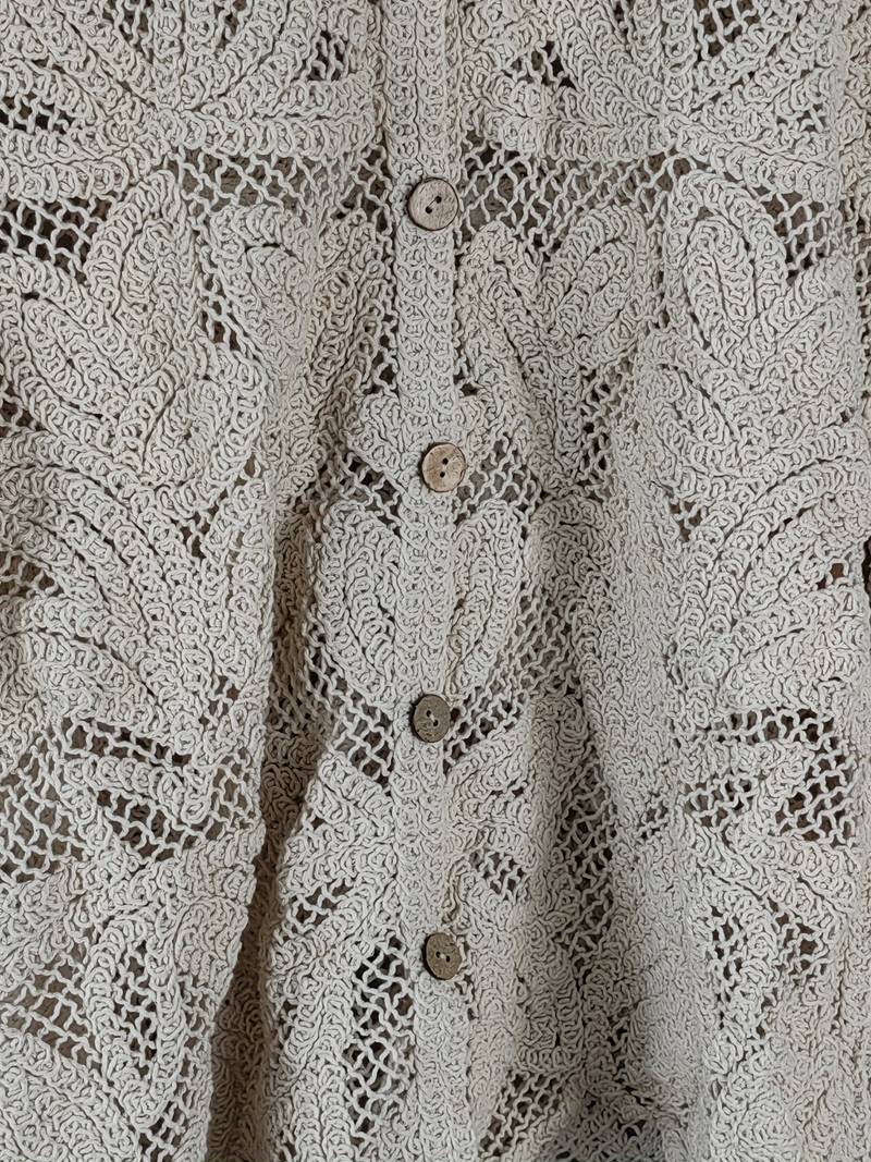 Aprikos lång spetsskjorta för kvinnor med detaljerat blommönster, elegant och bekväm lös passform, idealisk för våren.