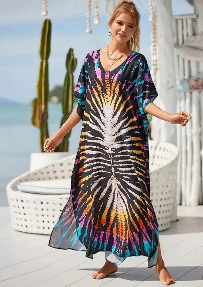 Avslappnad lång damklänning i boho-stil med unikt grafiskt regnbågsmönster. Bekväm och färgstark.