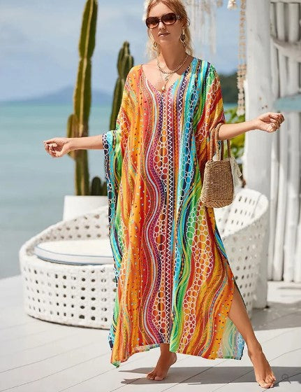 Elegant långklänning i boho-design för kvinnor. Har ett levande grafiskt regnbågsmönster. Perfekt festklänning.
