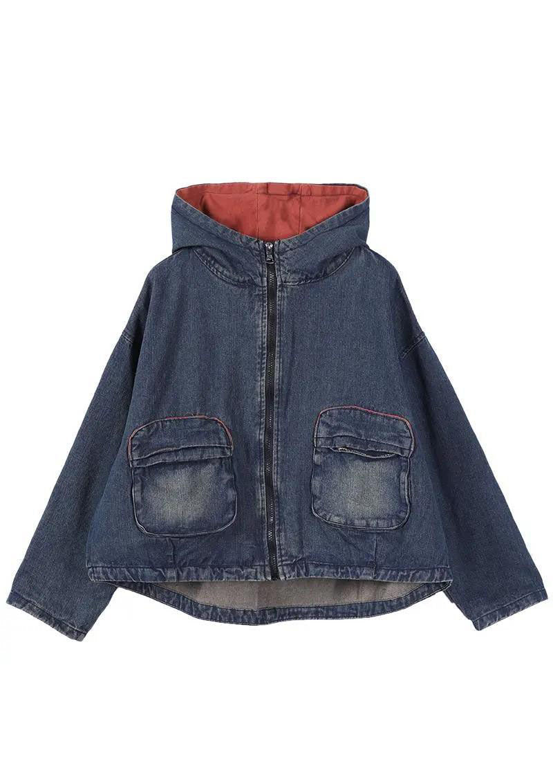 Lång damjacka i denimstil med dragkedja. Perfekt höstkappa för kvinnor, med fickor och avslappnad passform.