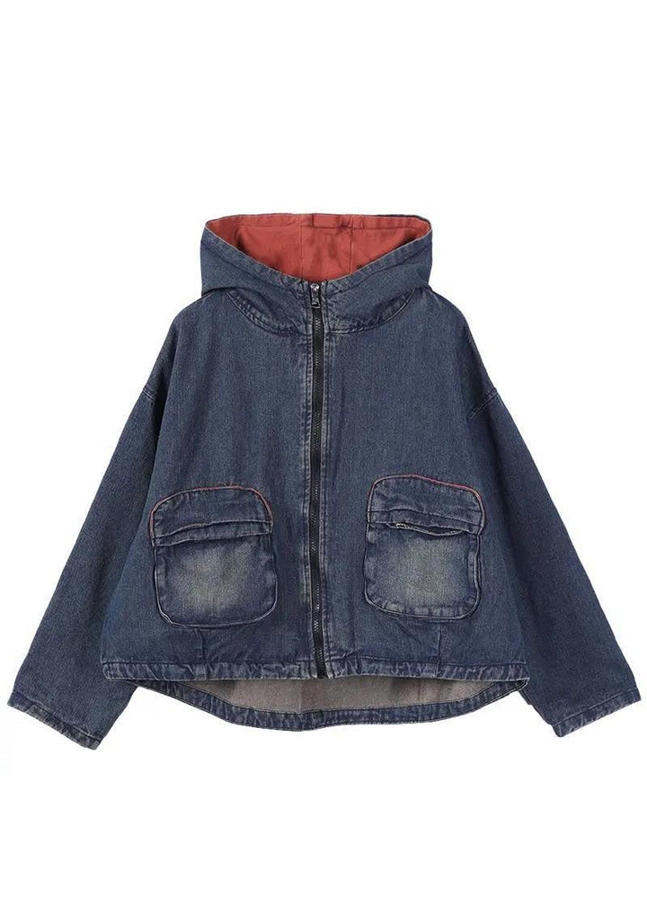 Lång damjacka i denimstil med dragkedja. Perfekt höstkappa för kvinnor, med fickor och avslappnad passform.