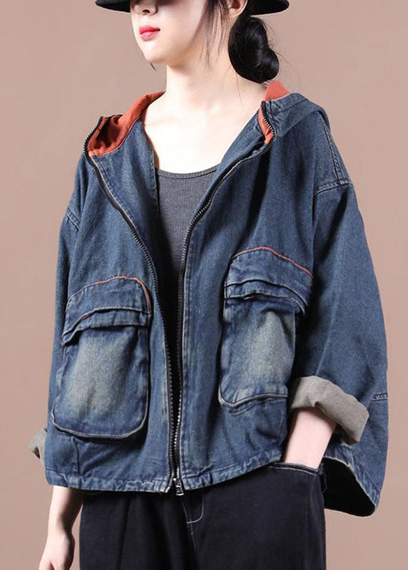 Snygg damjacka i lång denimstil med dragkedja. Mångsidig modejacka, perfekt för hösten med praktiska fickor.
