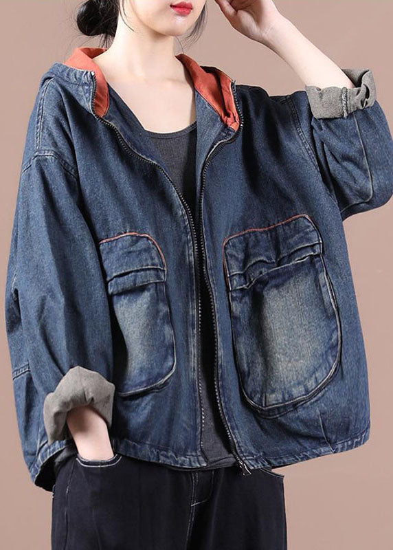 Modern lång damkappa i denimstil med dragkedja. Ett måste bland ytterkläder för höst & vinter, avslappnad passform.