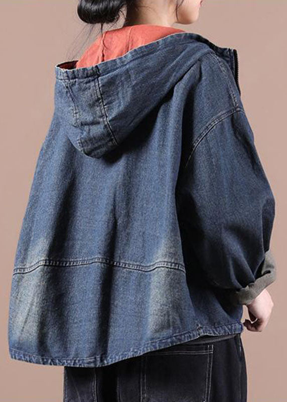 Lång denimstil-jacka för damer. Snygg höstkappa med dragkedja, perfekt som bekvämt ytterplagg i vardagen.