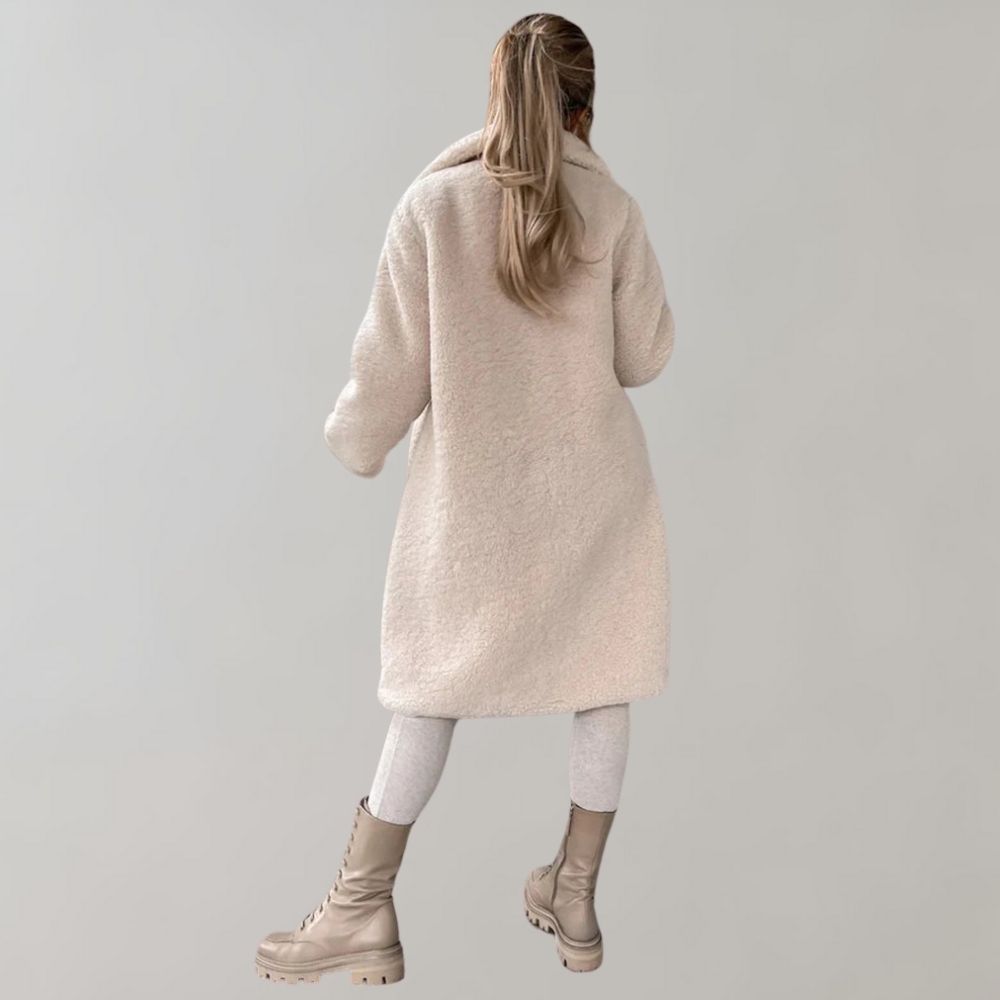 Elegant lång damkappa, klassisk design med smickrande snitt. Perfekt för vardag och fest.
