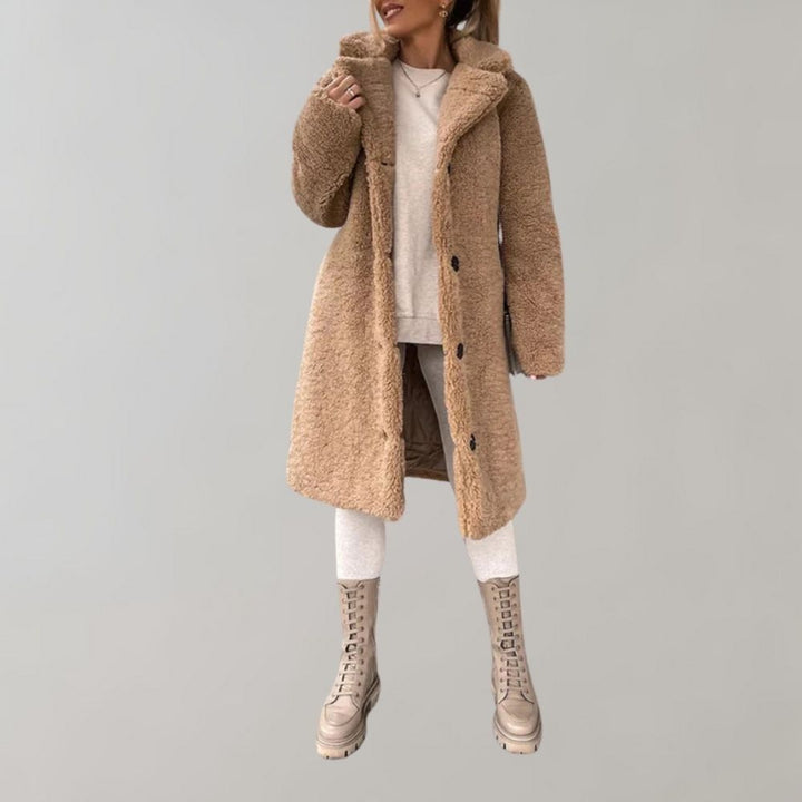 Varm och smickrande lång damkappa. Idealiskt ytterplagg för vintern. Elegant och bekväm.