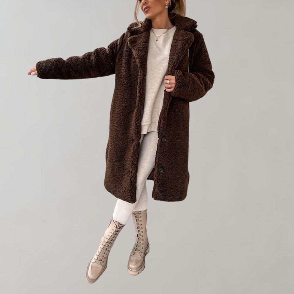 Modern lång damkappa med smickrande siluett. En elegant kvinnokappa för en sofistikerad stil.