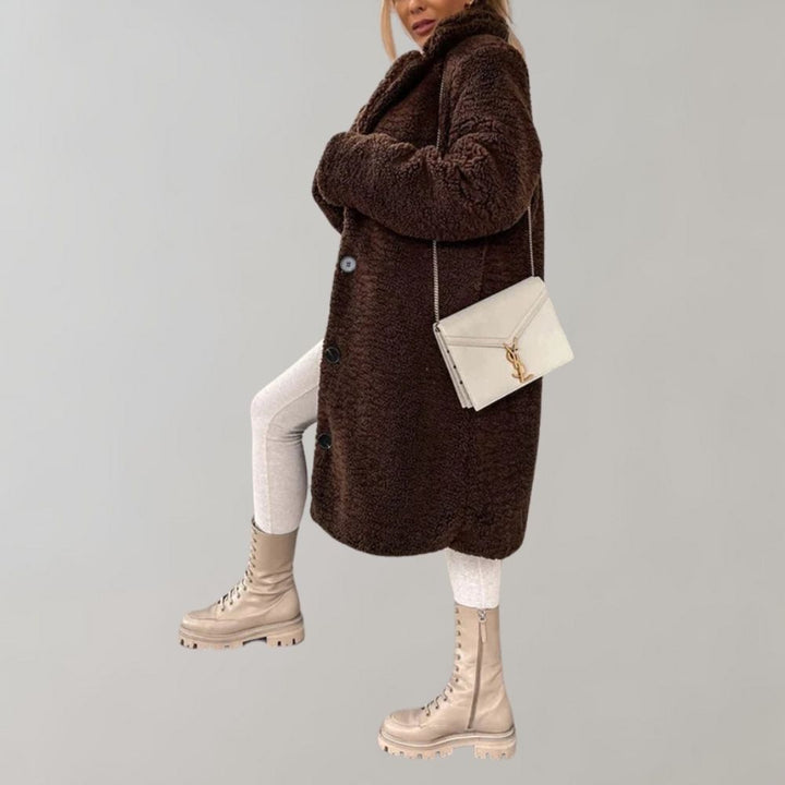 Lång damkappa med smickrande passform. Elegant, varm och mångsidig. Perfekt för vinter och vardag.