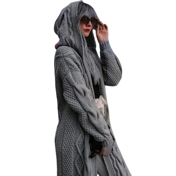 Lång damkofta, twiststickad med huva för casual mode. Varmt vinterplagg.