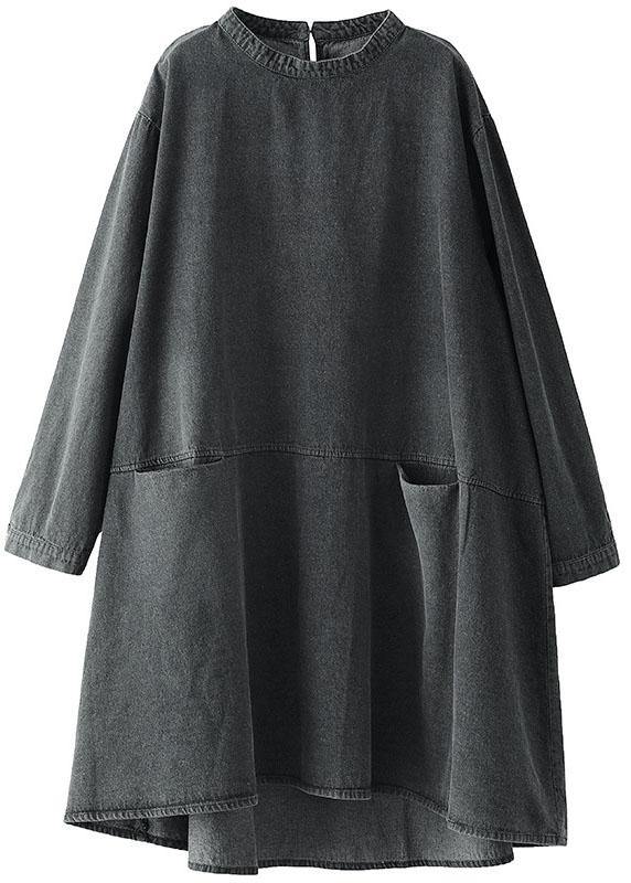 Lång denimstilsklänning för kvinnor med o-hals och praktiska fickor. Perfekt vardagsplagg för vår och höst.