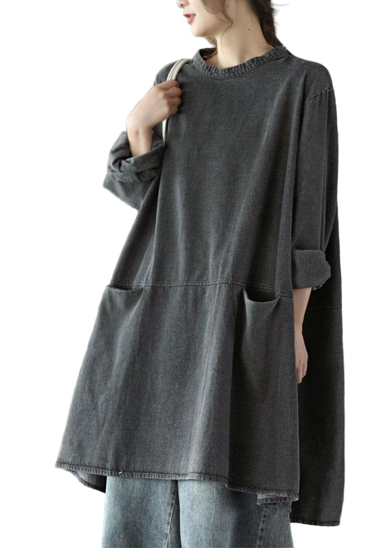 Bekväm långklänning i denimstil för dam, med o-hals och fickor. Idealisk för en avslappnad och stilren look.
