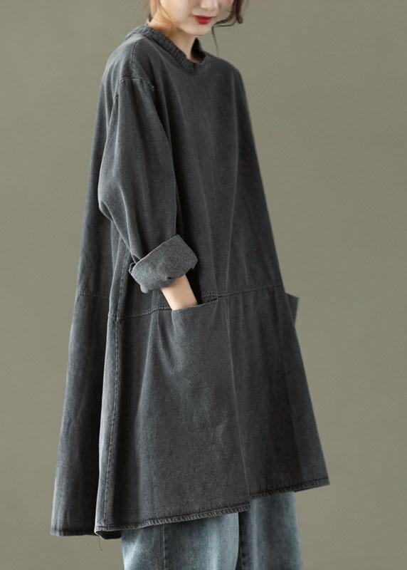 Stilren långklänning i denimstil med o-hals för kvinnor, kompletterad med funktionella fickor. Bekväm vår/höst.