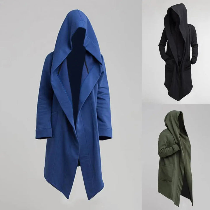 Dramatisk huva och asymmetrisk fåll på en elegant damcardigan som ger en unik och trendig silhuett.