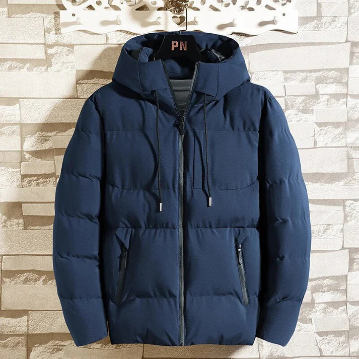 Lång herr vindbrytare i marinblå för blåsiga dagar, stilren vår- och höstjacka. Herrjacka ytterplagg.